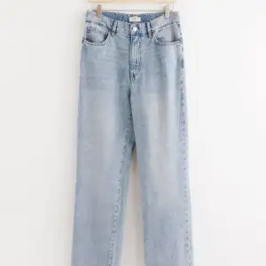 Ljusblåa jeans från Lindex sällan använda, väldigt mjuka och sitter snyggt.   Storlek: 44  Ordinarie pris: 499:-