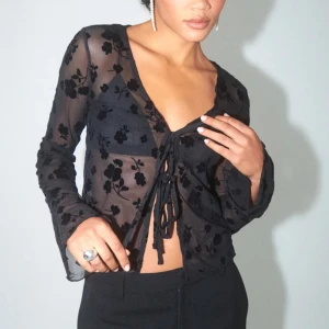 Svart topp  - Jättesnygg topp från Gina tricot, helt oanvänd med prislappen kvar!😍 Storlek M Nypris 329 kr Skriv privat för fler bilder❤️