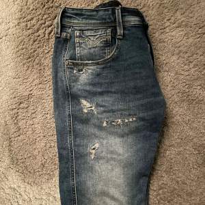 Tjena! Säljer nu ett par helt oanvända replay jeans Jeansen har inga skador eller defekter. Storleken är 29 W 32 L 