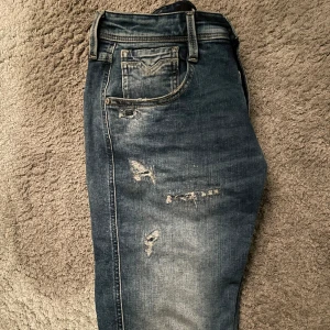 Replay ambass (slim fit) - Tjena! Säljer nu ett par helt oanvända replay jeans Jeansen har inga skador eller defekter. Storleken är 29 W 32 L 