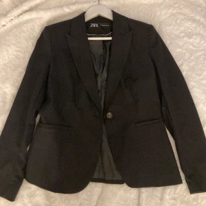 Svart kavaj Zara - Svart kavaj från Zara. Nyskick, (endast använd 1 gång ca 40 minuter). Står att det är storlek 38 (M) men sitter som storlek S, passar mig perfekt som är 168cm. 💕⭐️Slutsåld på hemsidan.