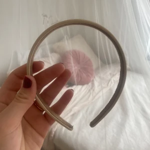 Beiget diamdem - Superfint diamdem i veganskt läder och beigt Ifrån NK Kostar lite mera då kvaliteten är jättebra och nypris var cirka 219 kr