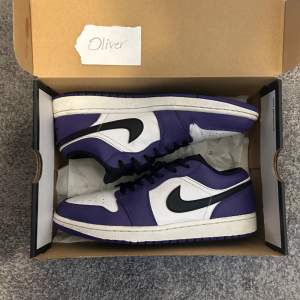 Jordan 1 Low Court Purple  Skick 8/10 Storlek 43 Pris 900kr  Kvitto och låda tillkommer, kan mötas upp eller fraktas.