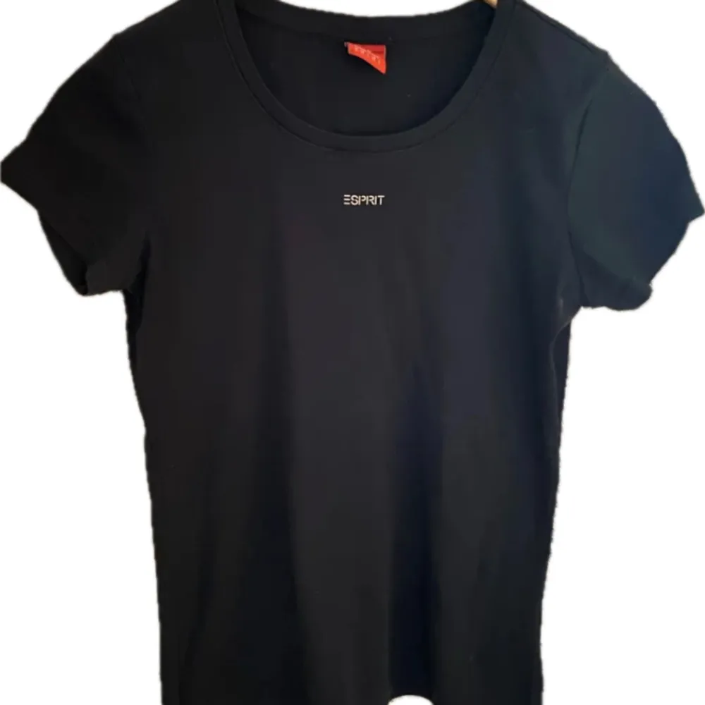 Supersnygg t-shirt från esprit i jättebra skick💙 ser ut som svart på bilderna men den är väldigt mörkblå. Storlek XS/S men passar mig perfekt och som brukar ha M. T-shirts.