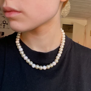 Pärlhalsband  - Snyggt pärlhalsband som passar till många olika stilar, köpare betalar för frakt🥰