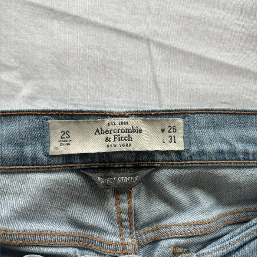 Säljer dessa supersnygga lågmidjade jeansen från abercrombie & fitch som inte säljs längre. Midjemåttet tvärs över är ungefär 39cm och innerbenslängden 77cm! Det går bra att trycka på köp nu💕. Jeans & Byxor.