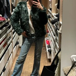 Vintage päls jacka - Säljer min vintage gröna päls jacka. Super bra skick. Oversized fit i modellen