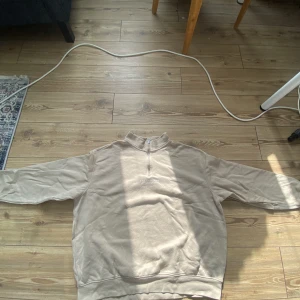 Tjock tröja  - Fin tröja med krage, använd i gott skick.