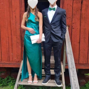 Balklänning  - Säljer min gröna balklänning, som användes i somras💕💕inga defekter, endast använd en gång🥰skriv till mig för fler bilder 