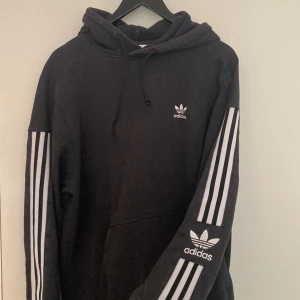 adidas hoodie - svart adidas hoodie. Möts upp i malmö och fraktar:)