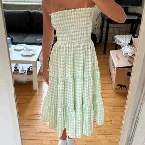 En grön/vit rutig kjol som jag hade tänkt att ha som klänning men tyvärr inte kommer tillräckligt till användning!! Storlek XS från Gina Tricot 🥰