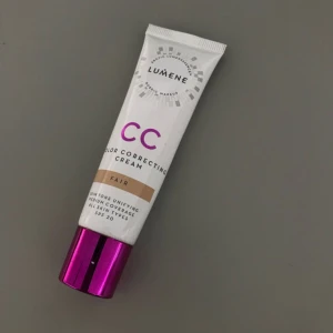 Lumene cc cream,smink - En nästan som ny cc cream från märket Lumene. I färgen fair, Förpackningen innehåller 30ml som ny så just nu kanske 25ml. 