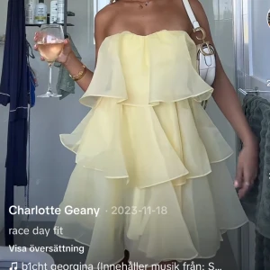 Volangklänning - Nypris 900kr inklusive tull. Enbart testad och säljer på grund av att den är för liten. Skriv för egna bilder💗