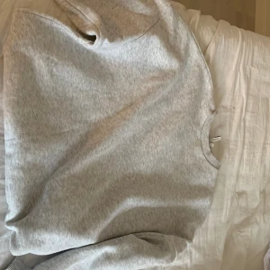 Mysig collage tröja - Knappt använd super mysig collage tröja från Nelly