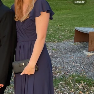 Balklänning - Säljer min fina klänning som jag hade på studentbalen. Storlek 36 och från Bubbleroom. Nypris 999 kr. Endast använd 1 gång. Pris kan diskuteras!