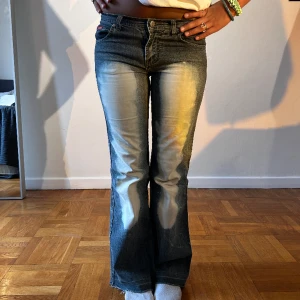 Lågmidjade coola jeans  - Jeans med blekningar bak och fram 