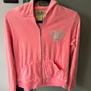 Juicy Couture - Juicy Couture kofta, köpt i usa för flera år sedan, äkta. Väldigt fin och är i bra skick, kan hämtas i Örebro eller fraktas. Storlek är L men sitter som s och m
