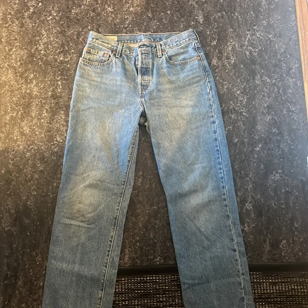Levis jeans i 501 modellen i nyskick! Säljer då de inte kommer till användning längre💗🥰 Priset kan diskuteras!. Jeans & Byxor.