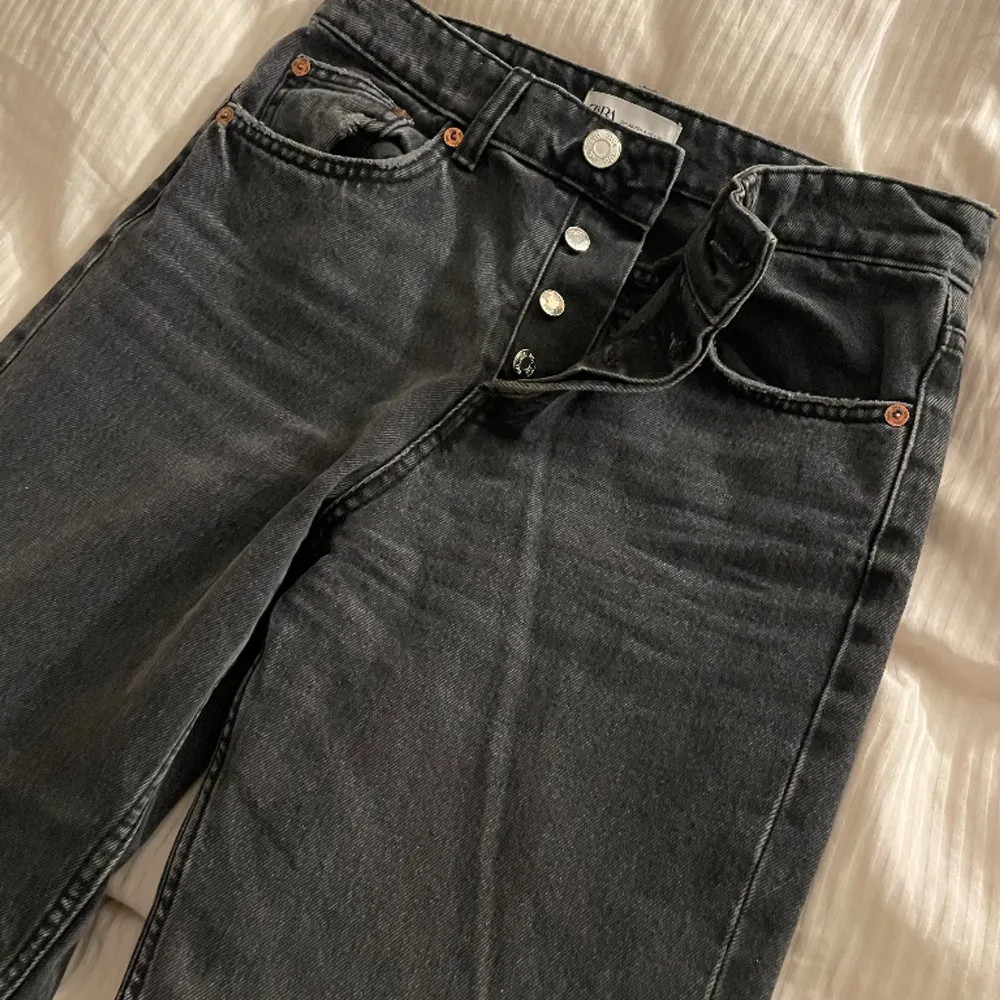 Säljer dessa lågmidjade jeans från zara, kontakta mig vid intresse, frakten tillkommer och är spårbar 💝💝. Jeans & Byxor.