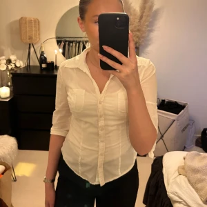 Vit skjorta - Säljer min vita skjorta pga den blivit för liten. Den är super fin och passar en xs perfekt😍 den är tre kvarts ärmad och figursydd! Pris går att diskutera!!!!
