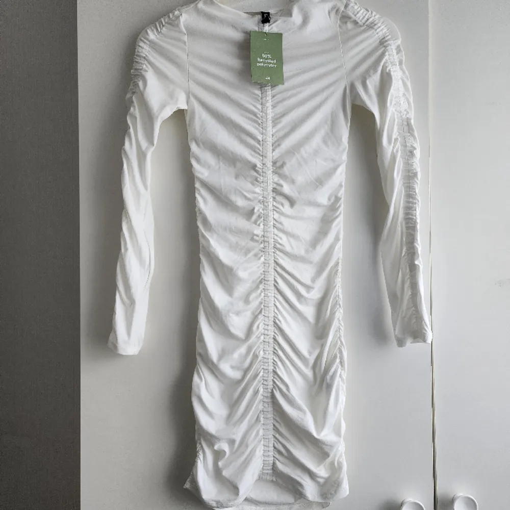 Säljer denna tjusiga vita klänningen från H&M som aldrig kom till användning. Materialet är jätteskönt. Passar S/XS. Original pris är 199kr säljer för 70kr. Passa på 😉.. Klänningar.