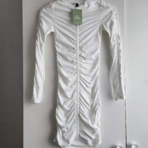 Säljer denna tjusiga vita klänningen från H&M som aldrig kom till användning. Materialet är jätteskönt. Passar S/XS. Original pris är 199kr säljer för 70kr. Passa på 😉.