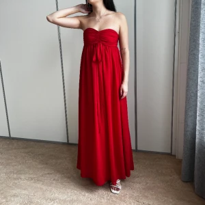 Röd offshoulder balklänning - Röd offshoulder balklänning i storlek S/M (köpt som S men skulle säga M)😍 Modellen är 167 cm lång och bär vanligtvis storlek S                                             Skick: Mycket bra