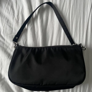 Svart axelväska, GinaTricot - Jag säljer nu min svarta axelväska från GinaTricot. Väskan har ett fack med dragkedja. Nypris kanske runt 350kr💕💕
