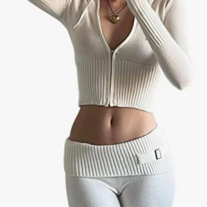 Stickat set - Stickat vitt 2-delat sett🤍Settet är i storlek S och är helt oanvänt så det är i nytt skick😊