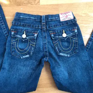 Utsvängda och lågmidjade true religion jeans, säljer eftersom dom var för små på mig. Midjemåttet är 33cm och innerbenslängden 66cm. Skriv om du undrar något eller vill ha fler bilder💗
