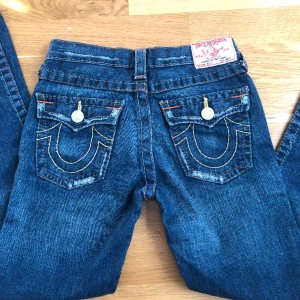 True religion jeans  - Utsvängda och lågmidjade true religion jeans, säljer eftersom dom var för små på mig. Midjemåttet är 33cm och innerbenslängden 66cm. Skriv om du undrar något eller vill ha fler bilder💗