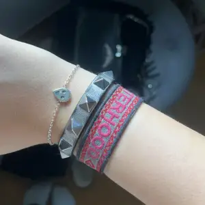 Säljer mitt Zadig armband som inte går o få tag me mer o Sverige va jag vet💖 köpt sommaren 2022 men sparsamt använd och super bra skick💖 har tyvärr tappat bort dustbagen man fick de i💖 300+frakt💖