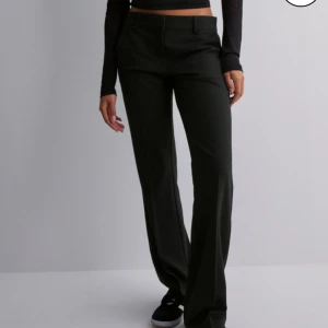 Lågmidjade kostymbyxor - Helt nya lågmidjade kostymbyxor. Säljer pga. Köpte fel storlek och returtiden har gått ut💕