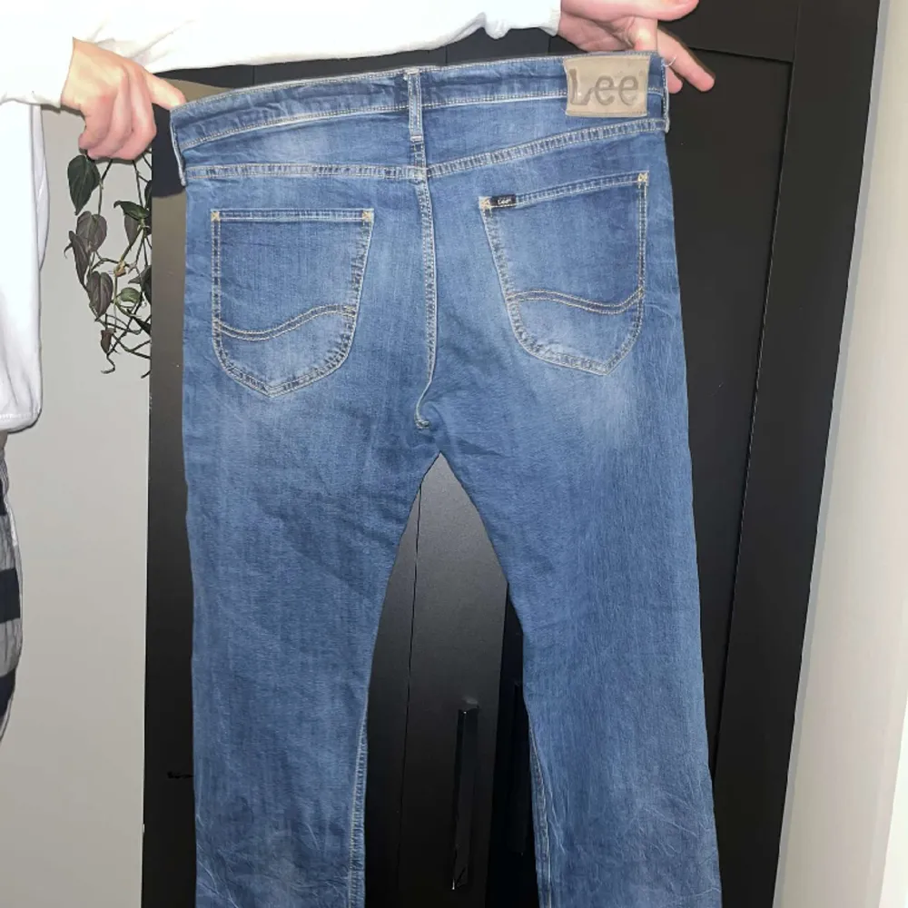Säljer mina Lee jeans, de är baggy/loose fit. Hör av er vid intresse elr frågor! Osäker på vilken midja storlek och innerbenslängden är så det ej står på byxorna men jag tror W32 L32 som på mina andra jeans.. Jeans & Byxor.