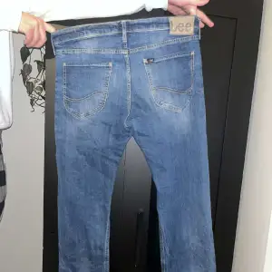 Säljer mina Lee jeans, de är baggy/loose fit. Hör av er vid intresse elr frågor! Osäker på vilken midja storlek och innerbenslängden är så det ej står på byxorna men jag tror W32 L32 som på mina andra jeans.