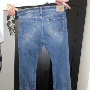 Lee baggy jeans - Säljer mina Lee jeans, de är baggy/loose fit. Hör av er vid intresse elr frågor! Osäker på vilken midja storlek och innerbenslängden är så det ej står på byxorna men jag tror W32 L32 som på mina andra jeans.
