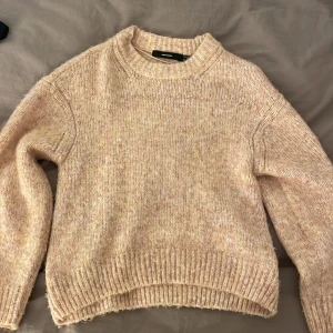 Stickad rosa tröja  - Super skön och inte alls stickig stickad tröja, använd 1 gång då den var för lite för mig tyvärr! Super snygg färg💕💕Säljer då den är för liten för mig! Skriv för fler bilder (inga defekter alls) 