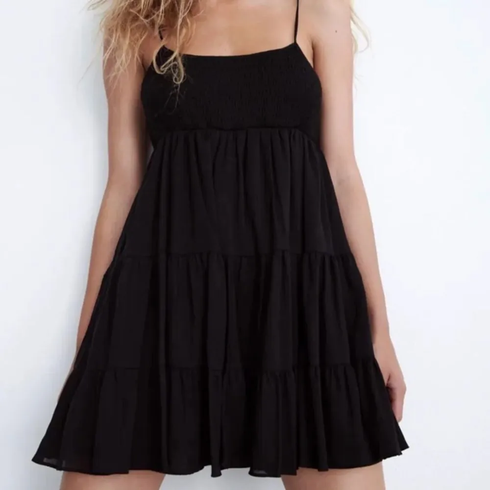 Säljer denna superfina klänningen från zara i storlek M, jättefint skick och perfekt till sommaren 🥰. Klänningar.