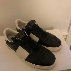 Valentino flycrews  - Hej säljer dessa feta och eftertraktade valentino skor som är i ett bra skick (8,5/10) skorn har tappat 3 nitar. Dust bag medföljer men en box.  Hör av er vid frågor😀