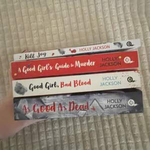 Hela a good girls guide to murder serien, säljer för 200kr + frakt🫶alla är lästa 1 gång men i bra skick. Hör av dig innan du köper