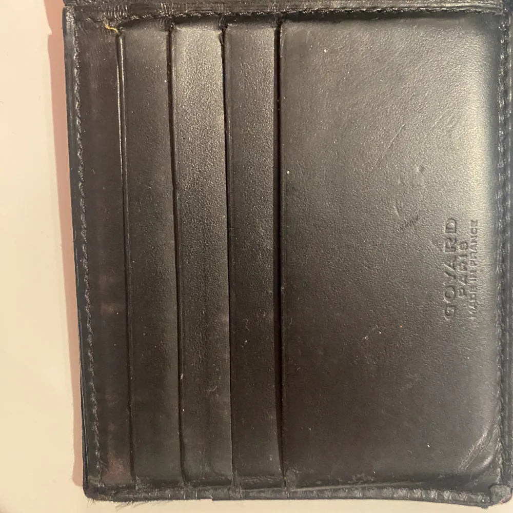Hej! Nu säljer vi denna riktigt snygga och sällsynta goyard plånboken, skicket är 7,5/10. Äktighetsbevis finns, bara skriva om du har några frågor eller funderingar!🙌🤝. Accessoarer.