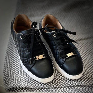 Skor - Säljer mina fina läderskor eftersom dom inte kom till användning. Dom är bara använda ett fåtal gånger, så dom är alltså i bra skick💓