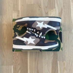 BAPE STA brownivory - Bape sta brownivory Riktigt bra skick använda runt 2 gånger Kartongen också bra skick och extra sulor med följer