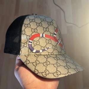 Gucci keps Snake beige - Medium storlek 57 cm. Låda ingår.  Pris kan diskuteras vid snabb affär. Även öppen för bud