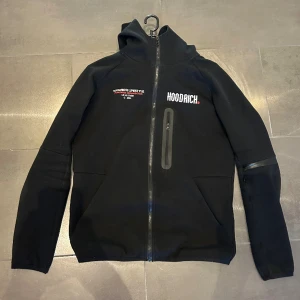 Hoodrich Zip up Hoodie  - Säljer en Hoodrich zip up hoodie. Köpt från JD Sports. Köpt för 1000kr. Skick 8/10. Storlek XS Tänker mig ungefär 700kr då den är i väldigt bra skick. Men det kan självklart gå att diskuteras:)