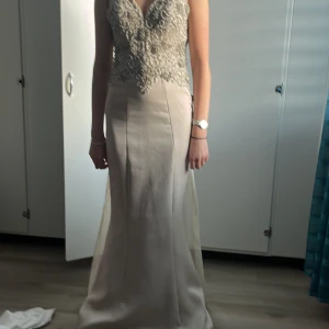 Balklänning  - Har använt denna balklänningen en gång och kommer inte använda igen , det finns bh inlägg så att man inte behöver ha bh. Det är storlek xs och klänningen är skräddarsydd. Ni kan buda så kommer vi överens om ett pris 