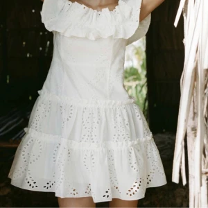 Superfin sommarklänning från zara - En jättefin sommarklänning från zara som är off shoulder. Klänningen är bara använd 1 gång. Storlek XS