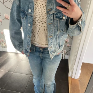 Jeansjacka weekday - Vårig jeansjacka från weekday!🤩storlek XS men passar S!! Bra skick, säljer för den inte kommer till användning 💕💕Nypris ca 650kr. Köp gärna med köp nu🥰