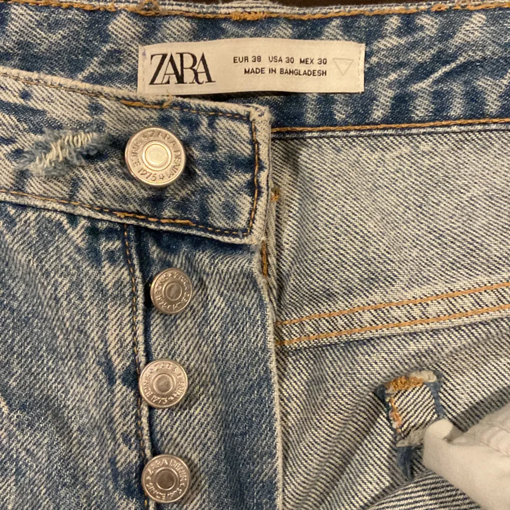 Säljer byxorna då jag inte använder dem längre sitter fint på mig som är 176lång och väger 70kg. Jeans & Byxor.