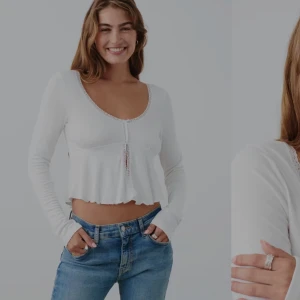 Lace detail top - Långärmad topp i trikå med spetsdetaljer fram och kring halsringning. Rosettdetalj framtill och croppad längd. Mycket bra skick ( oanvänd, endast testad) 